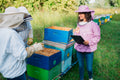 Initiation à l’apiculture dans un rucher-école SAPIQ